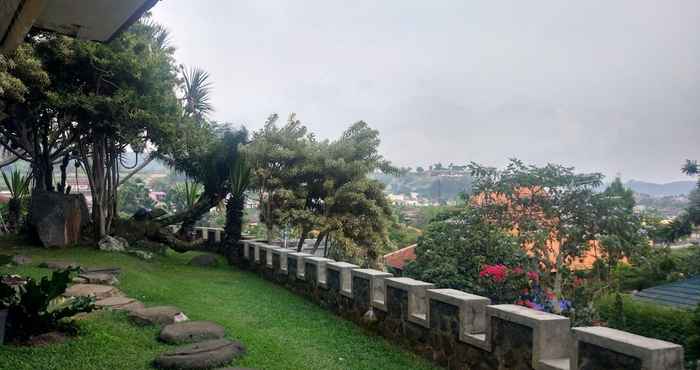 Others Villa Beverly Hills Puncak for 50 pax