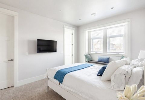 Others Vancouver West Cozy Retreat by Host Launch