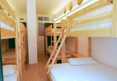 Others 2 Guitar Hostel