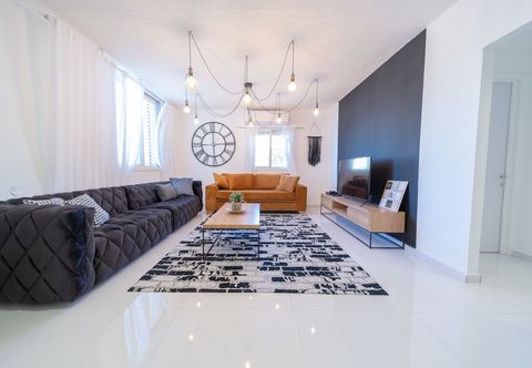 Others YalaRent Sunny 3BR APT - Families only