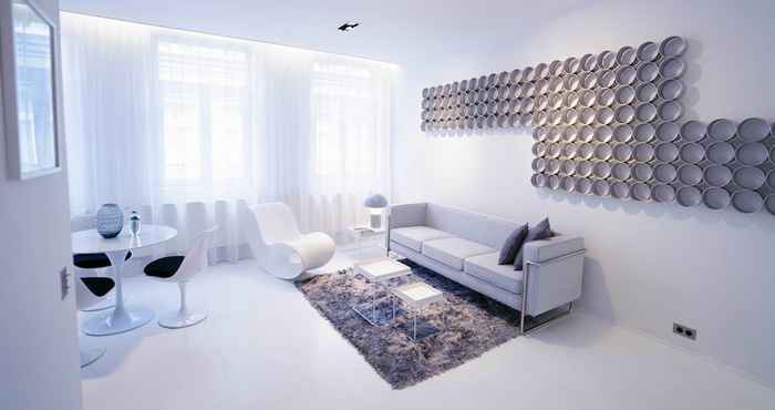 Lainnya White Room