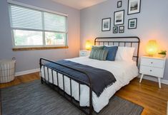อื่นๆ 6 The Denver Den in Mayfair Park Enormous Backyard With Grill Sleeps 7