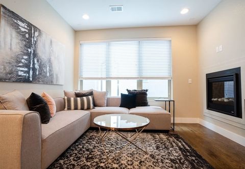 Others Mid Mod Manor A Sophisticated Townhouse Golden Triangle