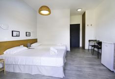 其他 7 Kostas Maria Studios