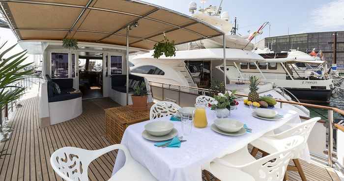 Lain-lain Luxury Boat in Port Forum