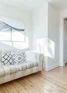 Primary image Bright Welcoming Apartment With Terrace, Fulham 3 bed
