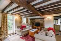 Others Captivating 6 Bed Cottage in the Village of Moulso