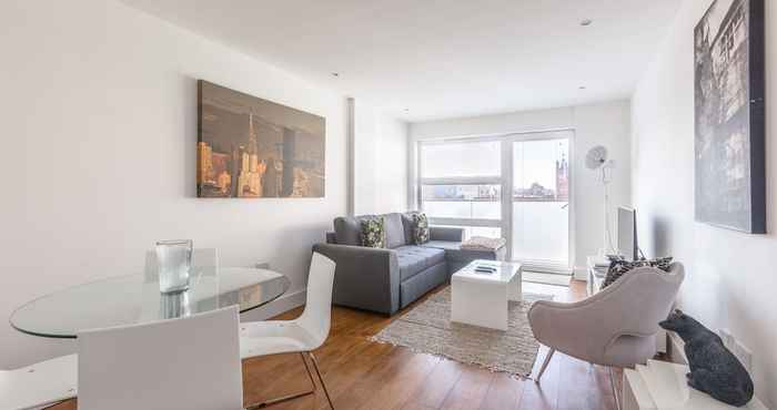 Others Luxury 2-bed Flat, Parking and Close to the Tube