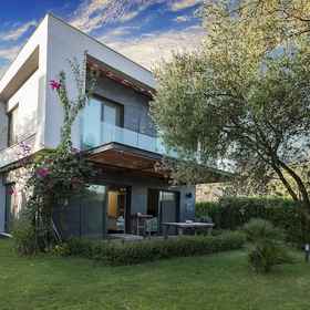 Primary image 1 Vhillas Private Luxury Villa Mana, โรงแรม & ที่พัก Torba Beach