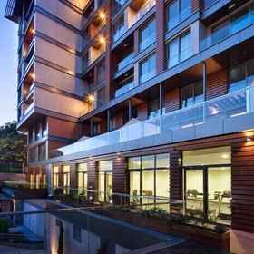 Primary image 1 エリジウム V プラス タクシム, クォーツ クリニック | ボトックス | 唇の詰め物 | ベーザー脂肪吸引 | 乳房拡大 ホテル