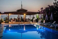 Others As Queen Beach Hotel