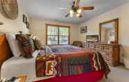 Others 5 Whispering Woods Lodge-sleeps 10 4 Bedroom Home by RedAwning