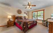 Others 4 Whispering Woods Lodge-sleeps 10 4 Bedroom Home by RedAwning