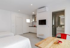 기타 6 INNER kompas Studios