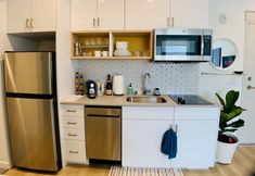 Others 7 Well Appointed Roosevelt Studio