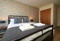 Others 4 Stay Central Century Wharf