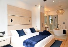 Others 7 Cribs on Main