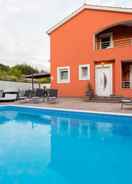 Primary image Holiday House Klaric