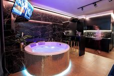 Lain-lain Glass House Hot Tub Apartments