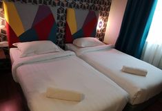 기타 4 W Hotel Cemerlang