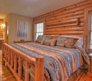 Lainnya 6 Rippling Waters Lodge 3 Bedroom Cabin by RedAwning