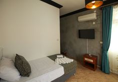 Others 2 Hubble Bubble Suit Hotel