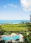 Imej utama Oceanfront Condo, Short Walk to the Beach with Olympic-Size Pool by RedAwning