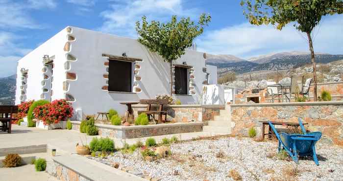 Lain-lain Traditional Apartments Madares