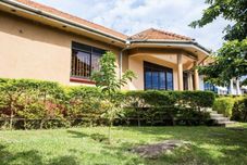 기타 3 Bedroom House near Martyrs Shrine