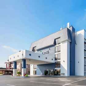 Primary image 1 Clarion Inn & Suites near the Leconte Center Pigeon Forge, Hotel Pulau di Pigeon Forge