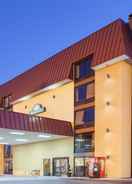 Imej utama Days Inn & Suites by Wyndham Pigeon Forge