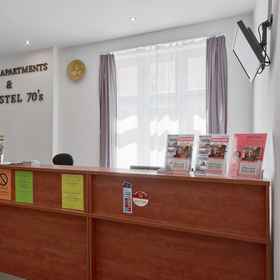 Meja sambut tetamu 1 Hostel 70s and Queen Apartments, โรงแรม & ที่พัก Vanilla Aparthotel