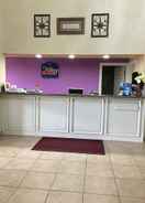 Lobi Econo Lodge Inn & Suites