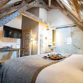 Primary image1Hotel Le Place d'Armes - Relais & Châteaux,Ukulele Thai Bar & Food飯店