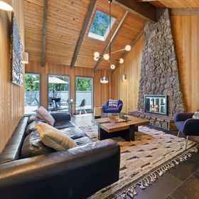 Primary image 1 บ้านไพโอเนียร์ 2 มีอ่างน้ำร้อนใหม่และจักรยานสำหรับสำรวจซันริเวอร์โดยเรดออว์นนิ่ง, โรงแรม & ที่พัก Deschutes County