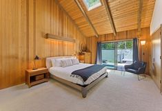 其他 3 2 Pioneer Home features Brand New Hot Tub and Bikes to Explore Sunriver by RedAwning