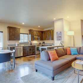 Primary image 1 Urban Roundabout 2 Bedroom Home by RedAwning, Khách sạn Old Mill District