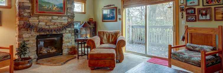 Khác Wanderlust Elegant Townhome Includes Rustic Stone Fireplace by Redawning