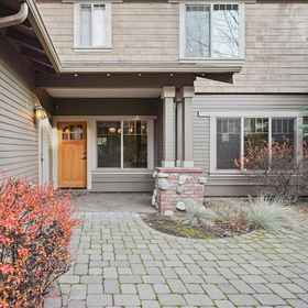 Primary image 1 Craftsman-style Awbrey Home features Gas BBQ by RedAwning, Central Oregon Community College Hotels