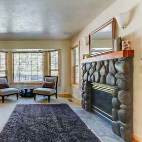 Primary image 1 레드어닝의 3 마운트 베이커 평화로운 로지 스타일 홈, 개인용 핫 터브와 바비큐가 있는 패티오, Big Leaf Lane 6 호텔