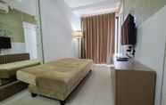 อื่นๆ 2 2BR with Sofa Bed Cervino Tebet Apartment