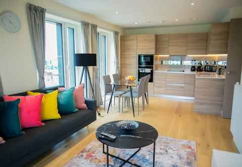 Khác Thames View 2 Bed Apartment With Balcony