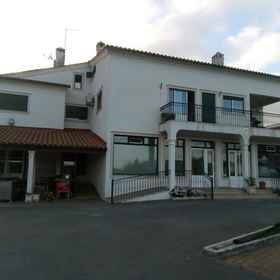 Primary image1烏爾奎拉美麗山景 2 房出租公寓 - 可使用游泳池/附專屬花園,Castle of Ourém飯店