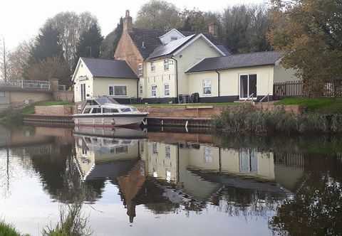 Others Riverside 2-bed Cottage, Sleeps 3 With Parking