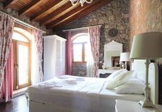 Others 3 Villa BLN1 by JoyLettings