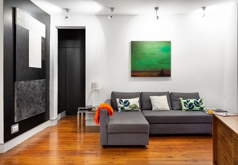 Lainnya ALTIDO Bold & colourful 1-bed flat at the heart of Chiado, nearby Carmo Convent