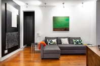 Lainnya ALTIDO Bold & colourful 1-bed flat at the heart of Chiado, nearby Carmo Convent