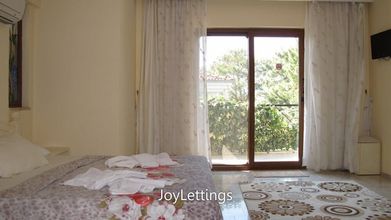 Others 4 Villa AX03 by JoyLettings