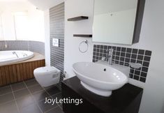 その他 7 Villa BG12 by JoyLettings