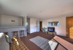 Others 6 Stones Throw